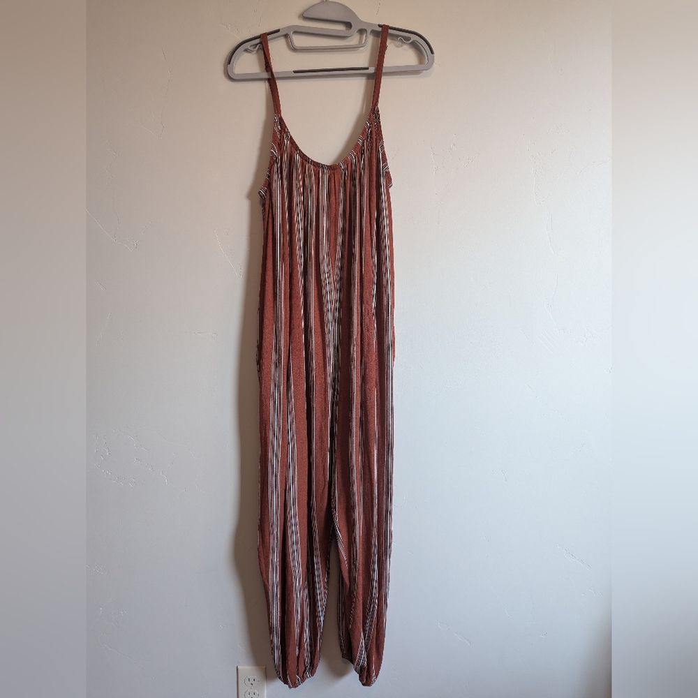 EUC Mystree Romper Burnt Red w/Small black/ White S 100% Rayon adjustable straps